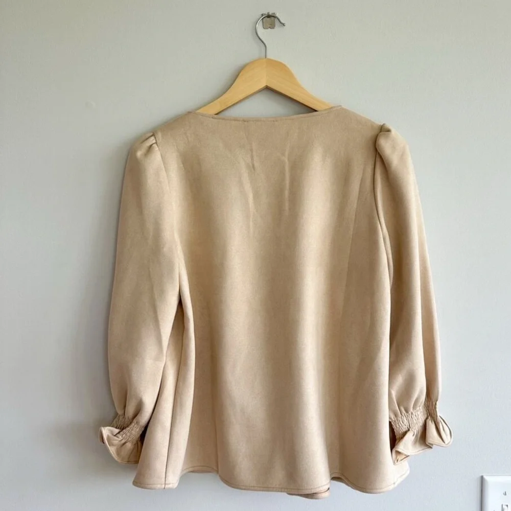 Tuckernuck Easton V-Neck Ruffles 3/4 Sleeve Top Shirt Suede Top Shirt Blouse M